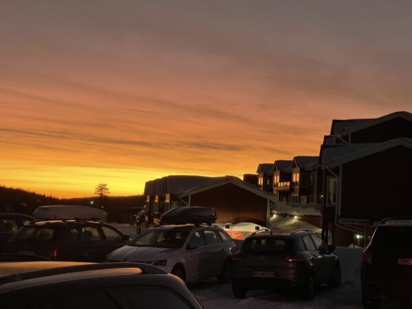Hyttekos i Norge og sol i Spania
