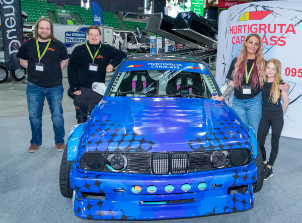 Bilentusiaster tar bilen med på jobb