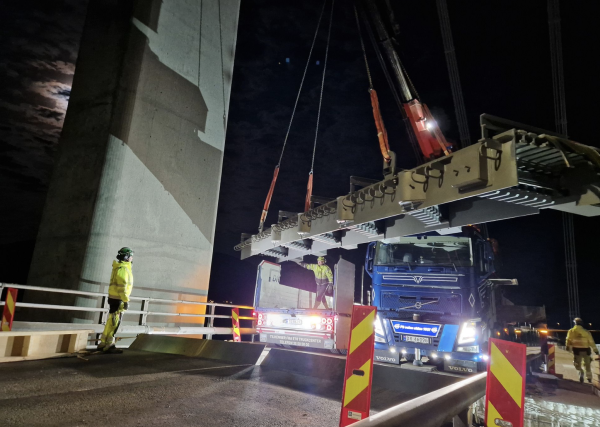 Stenger Gjemnessundbrua natt til torsdag