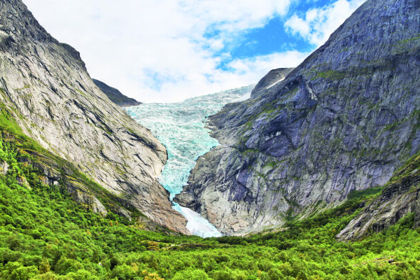 Magi med Briksdalsbreen som nabo